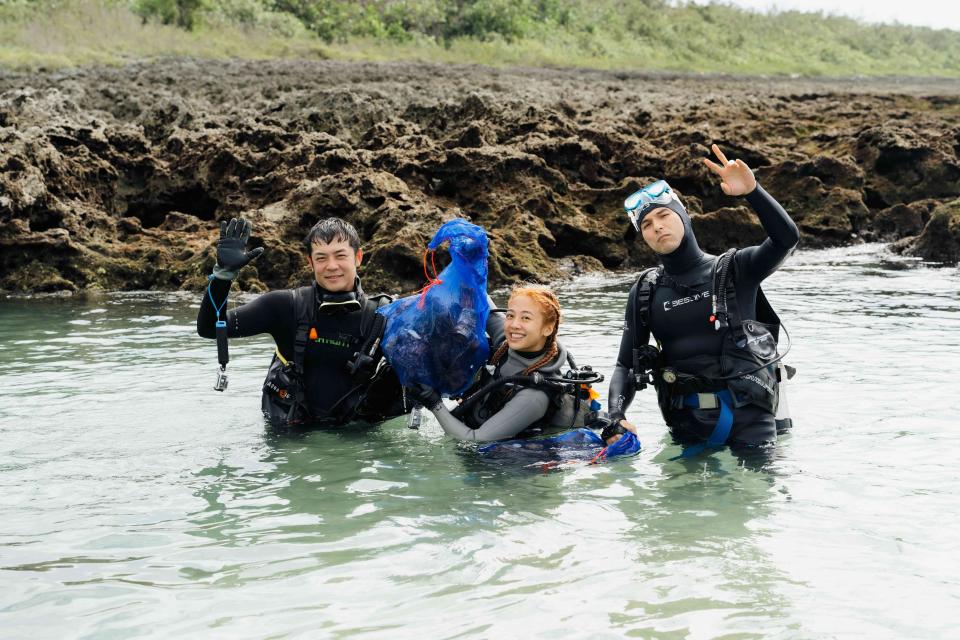 鳳小岳（右起）、吳映潔、姚元浩潛水撿拾海底廢棄物。（好看娛樂提供）