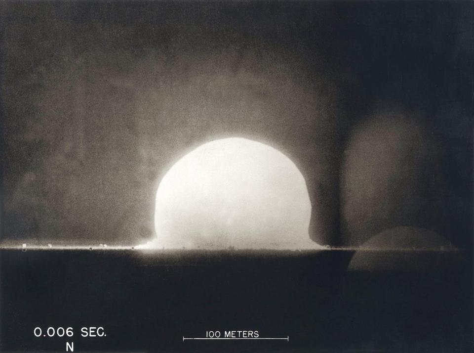 Una cúpula de plasma producida por la primera detonación de un arma atómica el 16 de julio de 1945 durante las investigaciones del Proyecto Manhattan en Nuevo México. (Shutterstock)