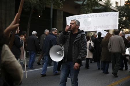 Protesters march during a rally organised by unions from the state health sector against the government's plans for cutbacks in medical staff and hospitals in Athens November 29, 2013. REUTERS/Yorgos Karahalis