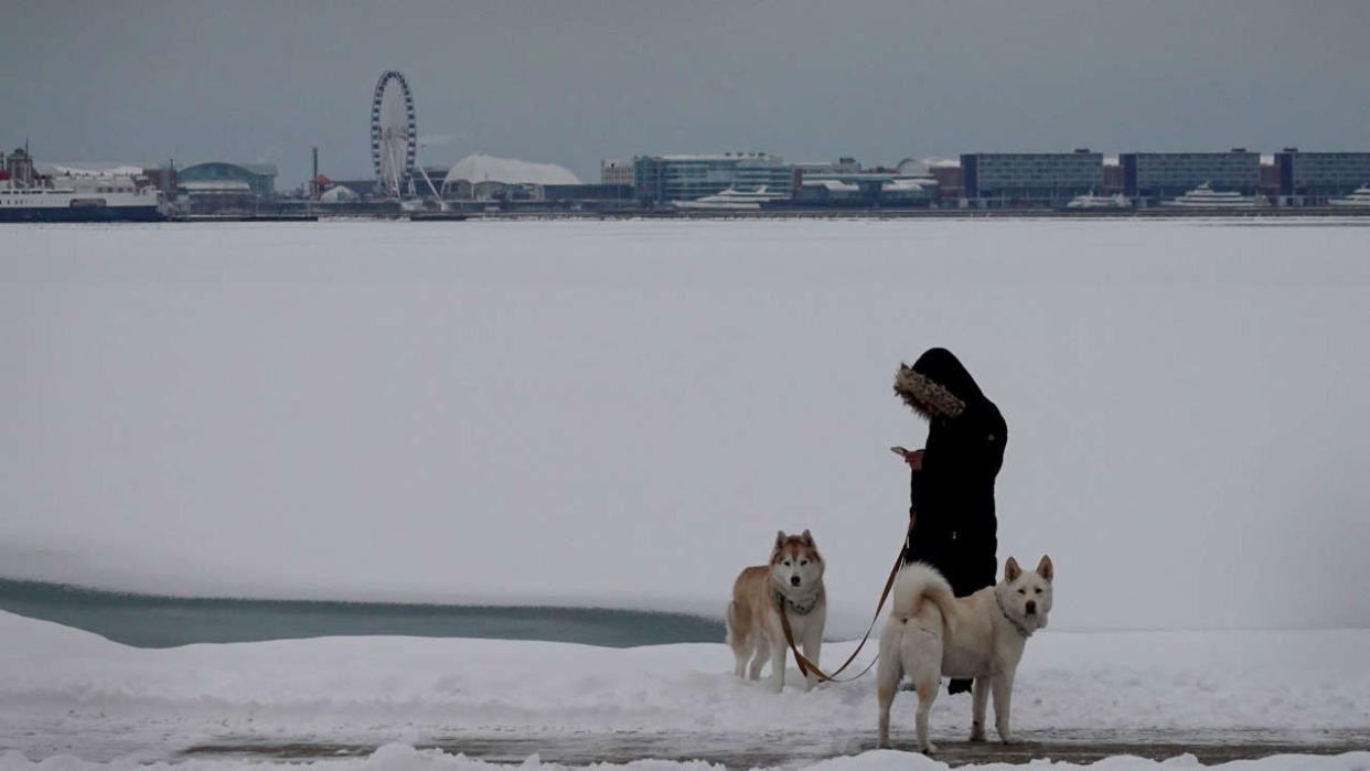 Après deux jours de neige, Chicago et une grande partie du Midwest s’apprêtent à affronter une vague arctique qui devrait faire chuter les températures à moins de 10 °C au cours des deux prochains jours.