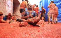 <p>A reveler poses as others enjoy throwing tomatoes at each other, during the annual “Tomatina”, tomato fight fiesta, in the village of Bunol, 50 kilometers outside Valencia, Spain, Wednesday, Aug. 30, 2017. (Photo: Alberto Saiz/AP) </p>