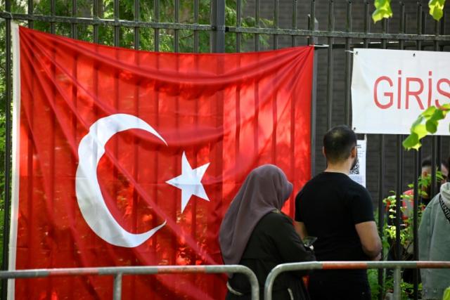 Für die in Deutschland lebenden Türkinnen und Türken hat am Samstag die Stimmabgabe für die Stichwahl um das Präsidentenamt in ihrem Heimatland begonnen. Wahlberechtigt sind rund 1,5 Millionen Menschen.