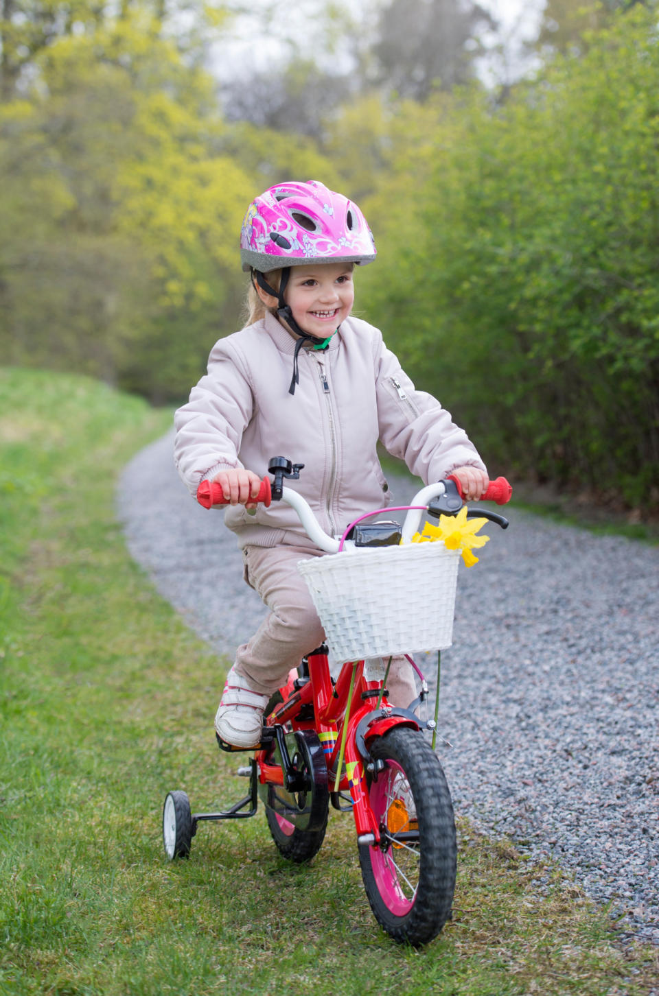 Zum Glück gehört zum Schloss Haga noch ein großer Park dazu, dort kann Prinzessin Estelle mit ihrem neuen Fahrrad durch die Gegend flitzen. Wie stolz sie ist! Perfekt ausgestattet mit Stützrädern, Fahrradkorb und natürlich dem Helm kann bei der ersten Radtour nichts schiefgehen.