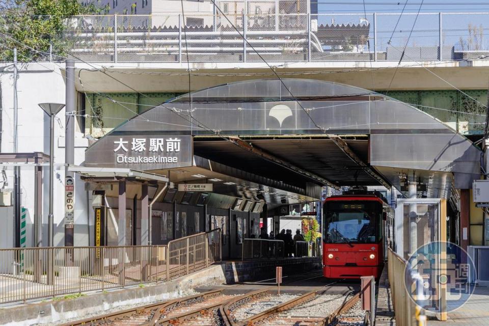 在大塚這一帶能看到東京唯一路面電車「荒川都電」經過，這一區也保留傳統商店家與濃郁的昭和氛圍。