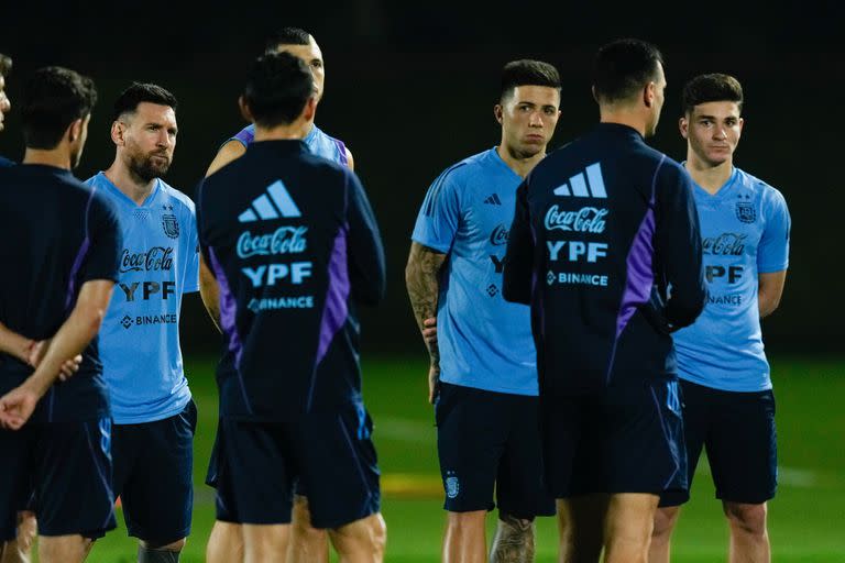 Entrenamiento del seleccionado argentino en la Universidad de Qatar
Lionel Messi y Lionel Scaloni entrenador de Argentina