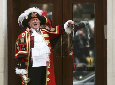 A ceremonial town crier announces the birth of a baby girl to royal fans and members of the media outside the entrance to the Lindo wing of St Mary's Hospital in London, Britain May 2 , 2015. REUTERS/Neil Hall