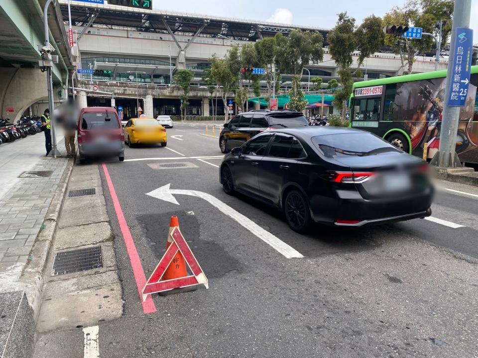 20餘年頭廂型車行經烏日區建國路，車輛因離合器故障無法發動，因而困在建國路引道下坡路段的道路上，險象環生。(圖/記者江雁武翻攝)