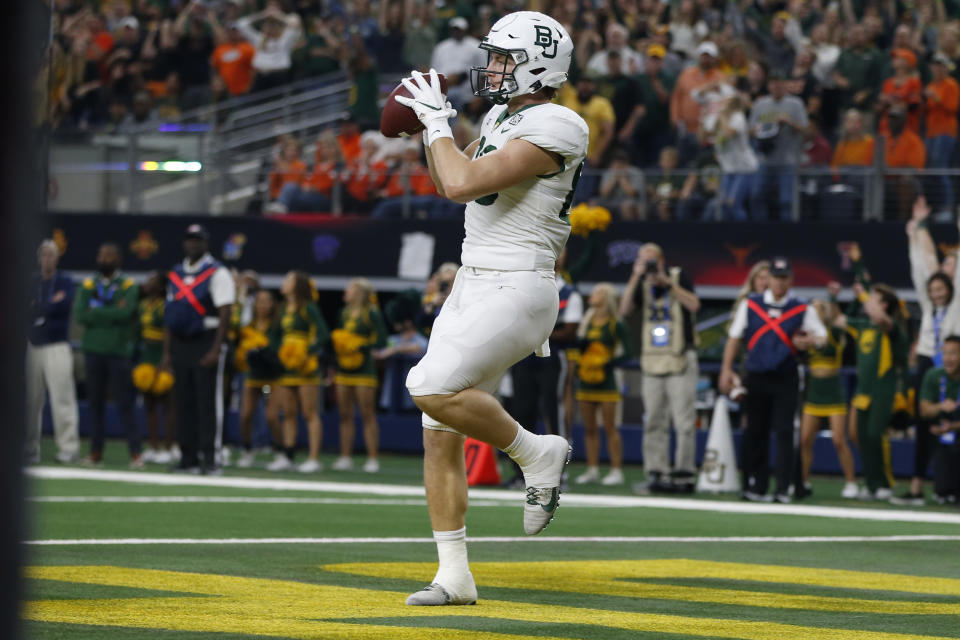 Baylor tight end Ben Sims (86) catches a touchdown pass against Oklahoma State in the first half of an NCAA college football game for the Big 12 Conference championship in Arlington, Texas, Saturday, Dec. 4, 2021. (AP Photo/Tim Heitman)