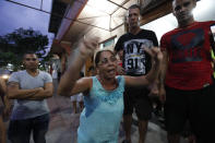 En esta imagen del 28 de mayo de 2019, migrantes cubanos protestan ante un hotel donde estaban alejados tras una redada de las autoridades mexicanas en Tapachula, en el estado mexicano de Chiapas. (AP Foto/Marco Ugarte)