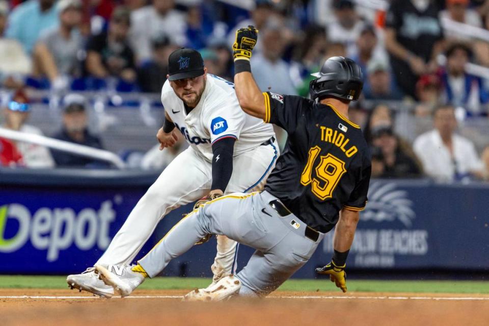 El tercera base de los Marlins Jake Burger pone out a Jared Triolo, de los Piratas de Pittsburgh, en una jugada del partido celebrado el 28 de marzo de 2024 en Miami.