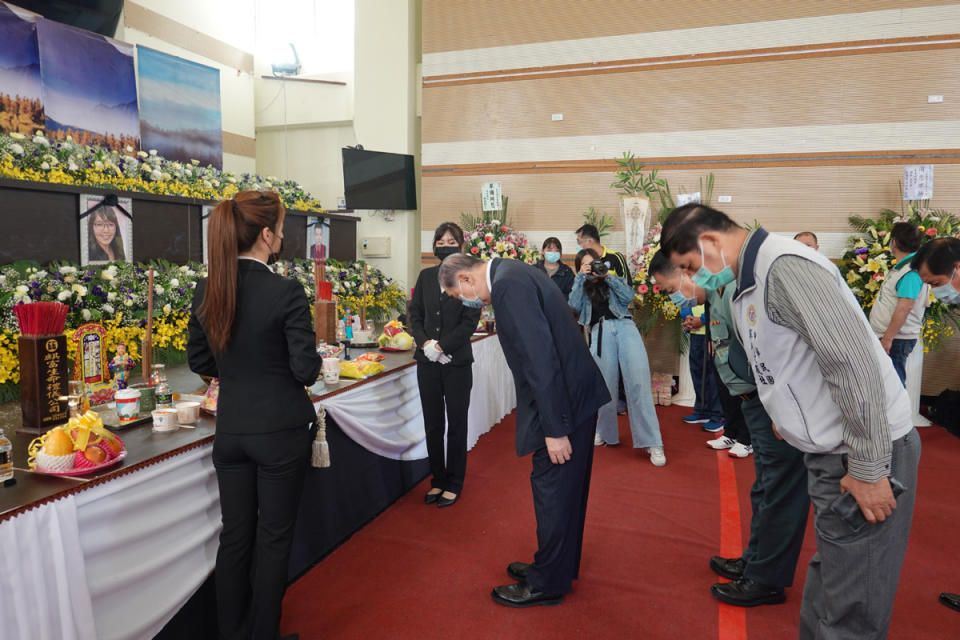 中華民國軍人之友社理事長李棟樑由副參謀總長兼執行徐衍璞上將陪同前往台東殯儀館「0402太魯閣號列車事故追思靈堂」向罹難者靈前上香致祭。（記者羅廣仁攝）
                           