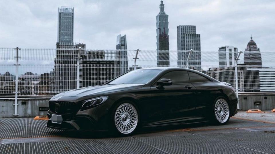 他甚至也將這輛 M-AMG S63 4Matic Coupe進行改造，變成心目中最理想的樣貌。(圖片來源/ EMC FB)