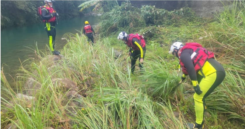 雙溪區虎豹溪發生6人落水意外，搜救人員在今日於茄苳溪下游草叢發現陳姓少女遺體。（圖／翻攝畫面）