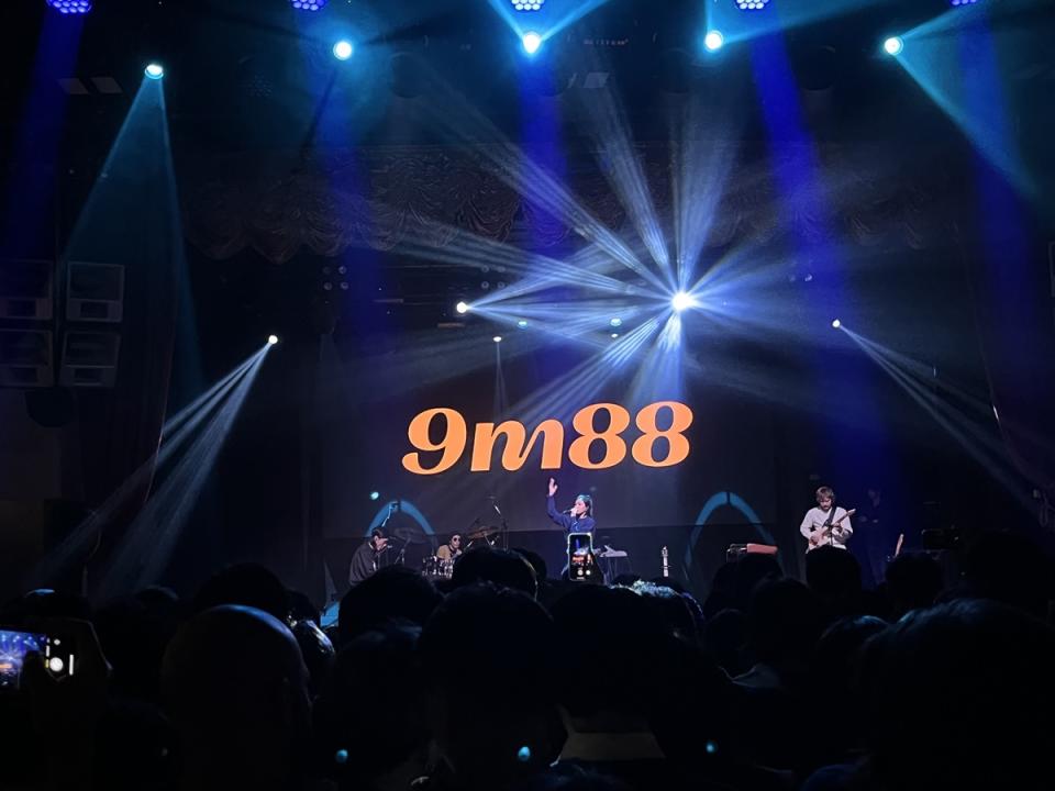 9m88經常受邀到歐美巡演、參加音樂節，在快速替換的娛樂消費時代，努力希望被記得。（爵士寶貝提供）