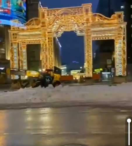 特維爾大街（Tverskaya）已經堆積了許多人造雪。（圖／翻攝自推特）