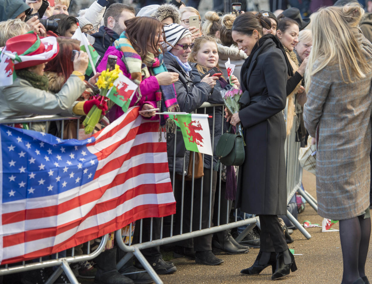 Während Meghan Markle in Cardiff mit Fans spricht, hat Assistentin Amy Pickerill ein wachsames Auge auf ihren Royal-Schützling. (Bild: AP Photo)