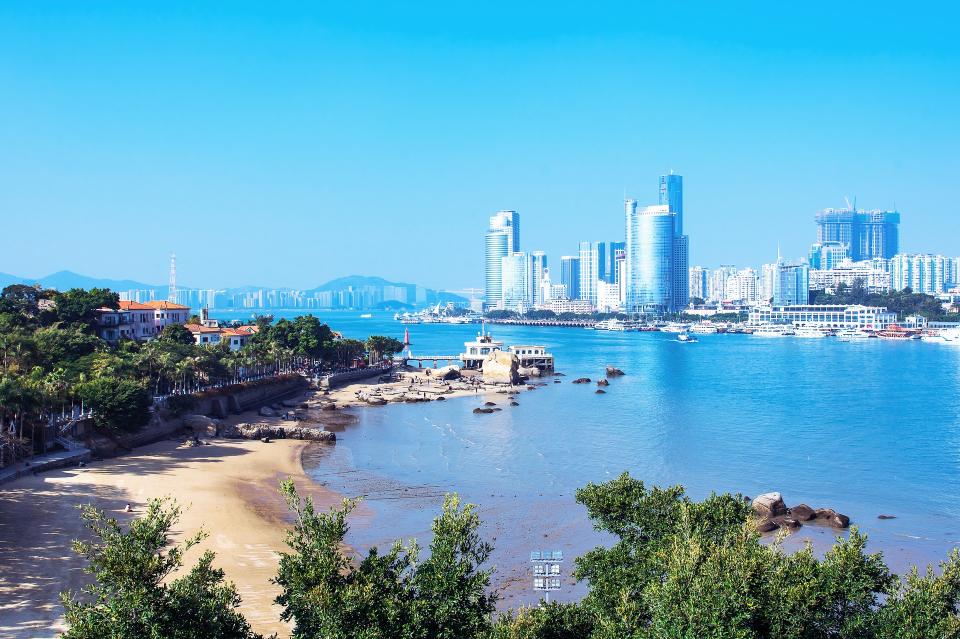 <p>Xiamen, en la provincia de Fujian, se encuentra en la costa oeste del mar de China Oriental y destaca por sus playas y su gastronomía. Considerada como la segunda ciudad más adecuada para vivir en en el país, cuenta con una isla, Gulangyu, exclusivamente para peatones. (Foto: <a rel="nofollow noopener" href="http://pixabay.com/es/xiamen-china-ciudad-mar-azul-3886093/" target="_blank" data-ylk="slk:Pixabay;elm:context_link;itc:0;sec:content-canvas" class="link ">Pixabay</a> / Aeter). </p>