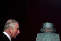 ARCHIVO - En esta fotografía del 19 de diciembre de 2019, la reina Isabel II y el príncipe Carlos llegan para la apertura estatal del Parlamento, en Londres. (Toby Melville, Pool vía AP, Archivo)