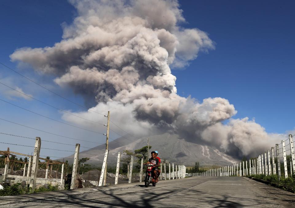 <p>FRM08. DARAGA (FILIPINAS), 23/01/2018. Aldeanos filipinos escapan a un área segura mientras el volcán Mayon entra en erupción hoy, martes 23 de enero de 2018, en la ciudad de Daraga, provincia de Albay (Filipinas). El Instituto Filipino de Vulcanología y Sismología (PHIVOLCS) elevó el 22 de enero el nivel de alerta para el volcán Mayon en medio de temores de una erupción mayor en las próximas horas o días. “Más de 26,000 personas han sido evacuadas a refugios en el área. La zona de peligro se extiende a un radio de 8 kilómetros desde el respiradero de la cumbre. Se recomienda encarecidamente al público que esté atento y desista de ingresar a esta zona de peligro”, agregó el PHIVOLCS. EFE/FRANCIS R. MALASIG </p>