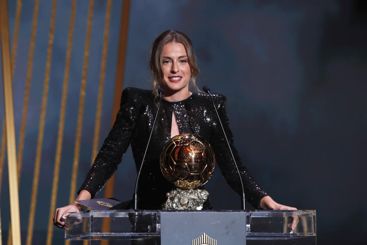 Soccer Football - The Ballon d'Or Awards - Theatre du Chatelet, Paris, France - November 29, 2021 FC Barcelona's Alexia Putellas with the women's Ballon d'Or award REUTERS/Benoit Tessier