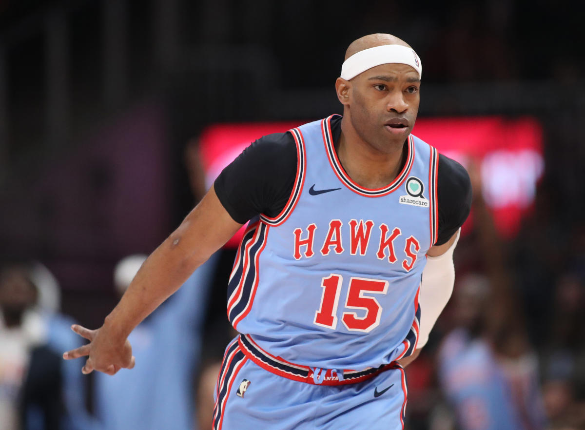 Vince Carter agrees with Hawks for 21st season, per reports