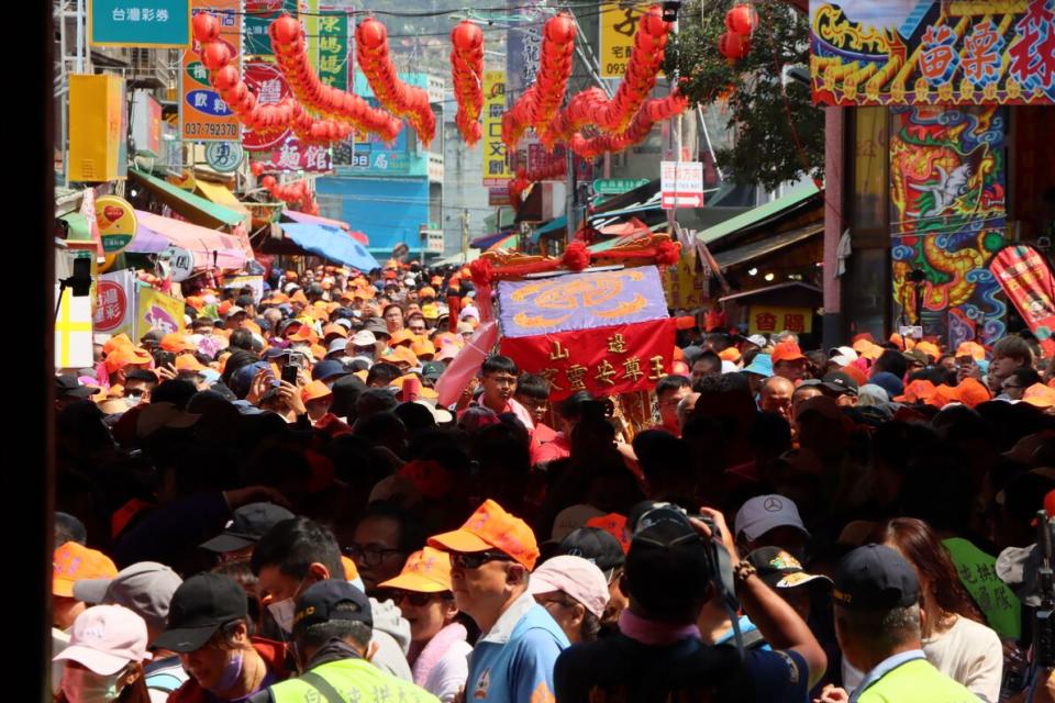 拱天宮前萬頭鑽動，宮廟神轎紛紛來拜廟迎接媽祖回宮。圖/苗栗縣政府提供