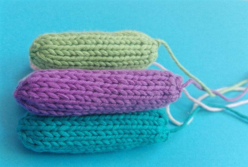 Tampons en crochet colorés vendus sur Etsy. (c) Etsy / ShareMyPassion