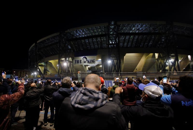 Foto del miércoles de hinchas reunidos para homenajear a Diego Maradona fuera del estadio del Napoli