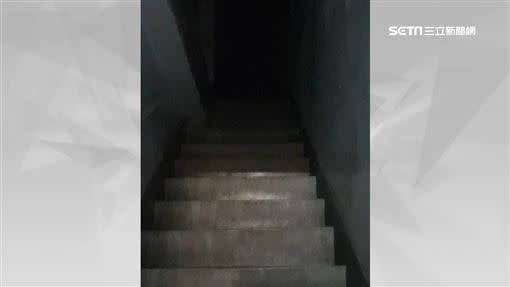 樓梯間電源遭關閉，一片漆黑。