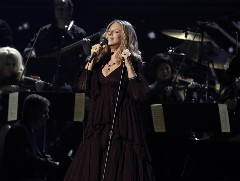 Barbara Streisand canta en la 53ra entrega anual de los premios Grammy en Los Angeles el 13 de febrero de 2011. El museo del Grammy lanzará su propio servicio de streaming online con actuaciones y entrevistas de músicos de primera línea y material de archivo del museo. COLLECTION:live debutará el 17 de septiembre y la suscripción mensual costará 2,99 dólares. (AP Foto/Matt Sayles, Archivo)