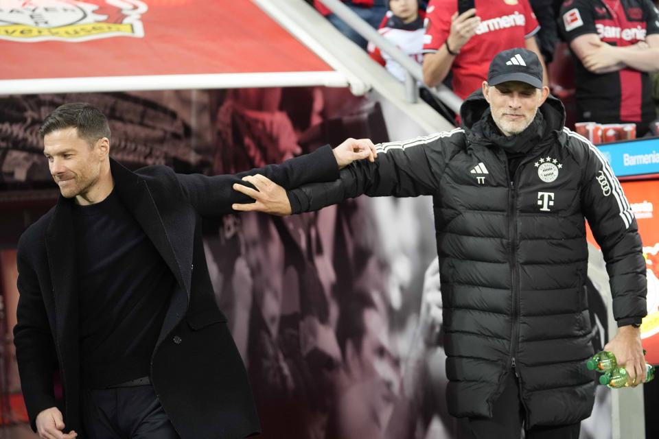 El técnico del Bayern Munich Thomas Tuchel saluda al entrenador del Bayer Leverkusen Xabi Alonso durante el encuentro de la Bundesliga el sábado 10 de febrero de 2024. (AP Foto/Martin Meissner)