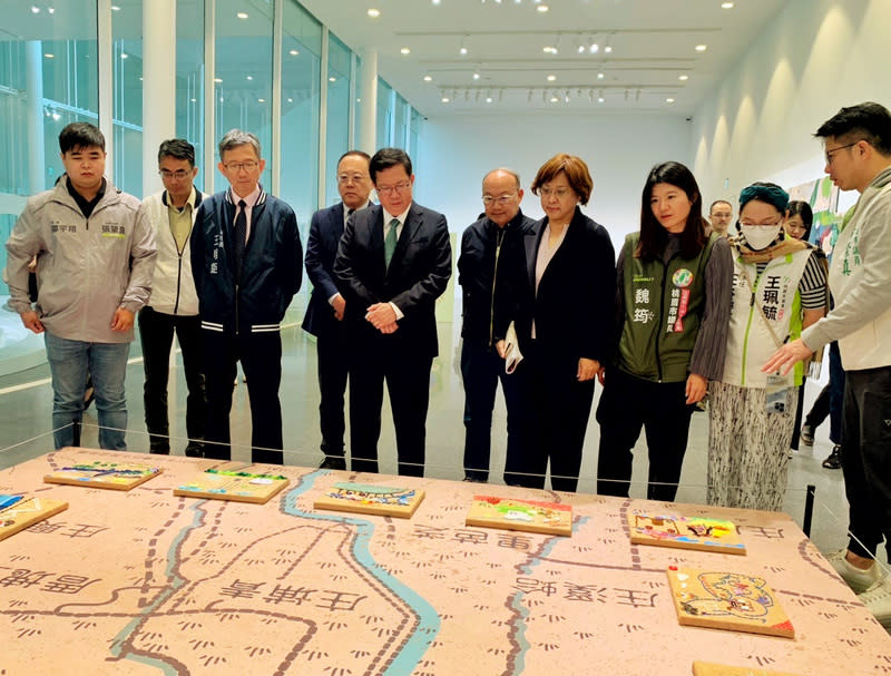 鄭文燦赴桃園市立美術館視察 桃園市立美術館工程款追加約新台幣20.6億，市府盼 中央能依照原補助比例支持。行政院副院長鄭文燦 （前左3）26日視察後表示，2019年間行政院及文化 部補助此案13億7600萬元，他也爭取典藏及策展經費 約5000多萬元，希望先用統籌分配稅款支應，如有不 足再給予協助。 中央社記者吳睿騏桃園攝  113年3月26日 