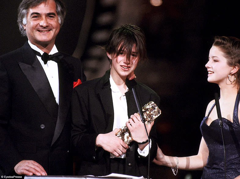 <p>1986. Charlotte Gainsbourg reçoit le César du meilleur espoir féminin pour son rôle dans « L’Effrontée » de Claude Miller. La jeune fille de 15 ans, en larmes, peine à prononcer son discours. Serge Gainsbourg debout dans la salle est aussi ému qu’elle. Et la France aussi… </p><br>