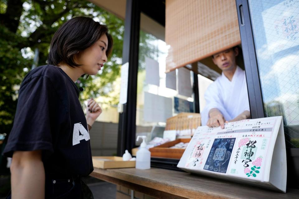 野村桃在東京櫻神宮選擇了御朱印的設計，這是一張證明她訪問過的印章。美聯社
