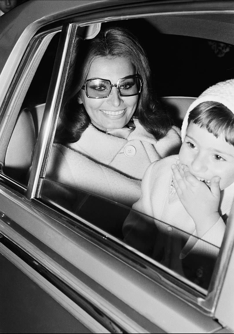 Die vierjährige Alessandra Mussolini mit ihrer Tante, Hollywood-Schauspielerin Sophia Loren, im April 1967. (Bild: Anonymous/AP1967)