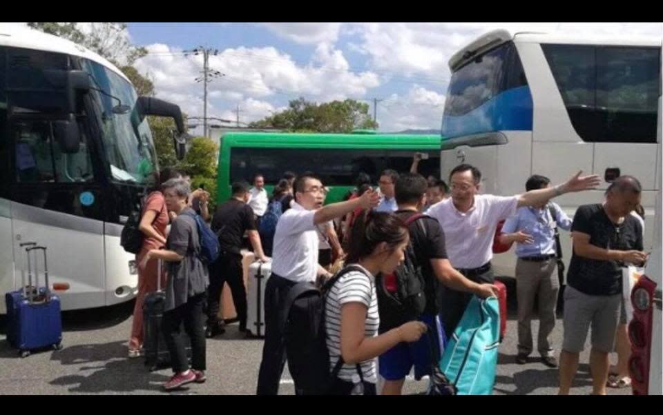 關西機場事件，中國派遊覽車到接駁點接運受困民眾，台灣駐日代表處對此毫無作為，台灣大學生對此事的PO文，卻被政府告上法院。