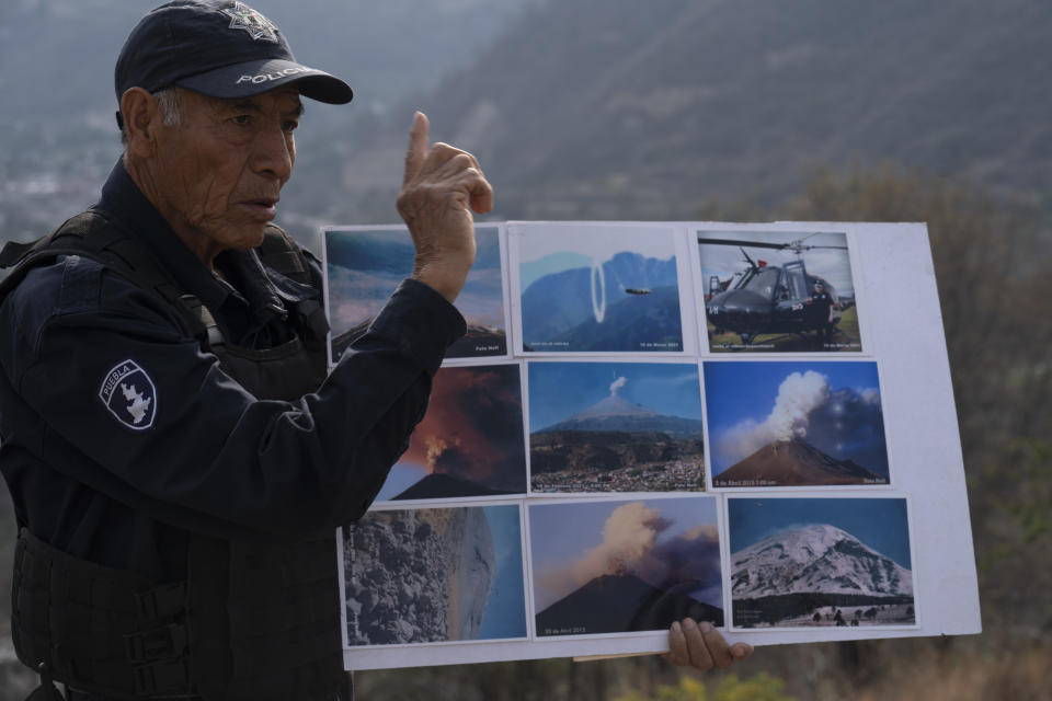 Nefi de Aquino, un oficial de policía que vigila la actividad del volcán Popocatépetl para los científicos, habla durante una entrevista en Santiago Xalitzintla, México, el jueves 25 de mayo de 2023. (AP Foto/Marco Ugarte)