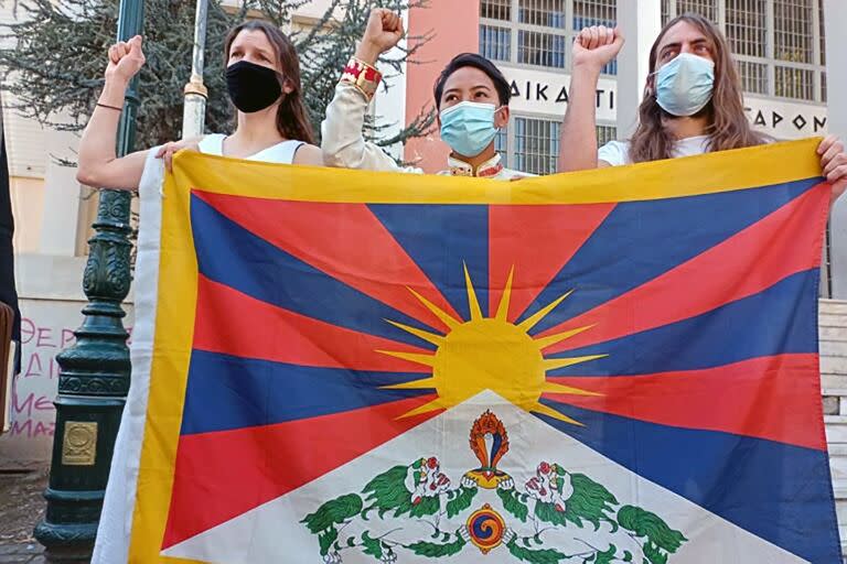 Chemi Lhamo (tibetano-canadiense), Jason Leith (Reino Unido) y el activista Fern MacDougal (EE. UU.) fueron arrestados después de interrumpir la ceremonia olímpica de encendido de llamas que tenía lugar en el Templo de Hera, en la antigua Olimpia