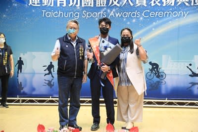 曾在東京奧運為國爭光的原住民選手楊勇緯此次也獲表揚。（台中運動局提供）