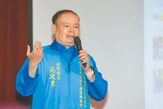 台灣道教協會理事長陳燦宏代表代言人、中壢慈惠堂公關組長施政男。（鄧博仁攝）