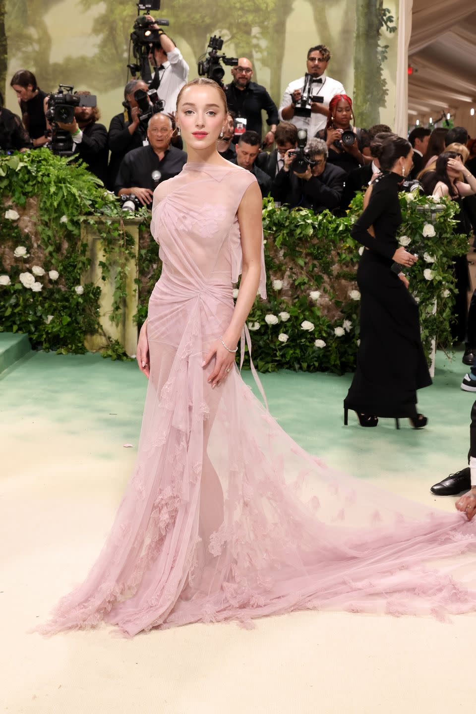 the 2024 met gala phoebe dynevor