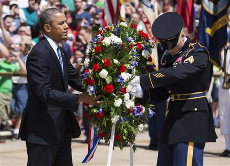 U.S. President Barack Obama places a wreath at the Tomb of the Unknowns at Arlington National Cemetery in Virginia May 26, 2014. REUTERS/Joshua Roberts