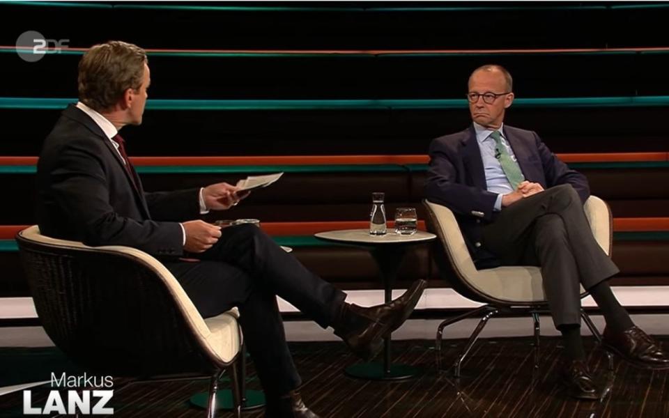 Nach warmen Worten zur Begrüßung ging es ans Eingemachte. Friedrich Merz (rechts) war am späten Dienstagabend Gast im ZDF-Talk von Markus Lanz. (Bild: ZDF / Screenshot)