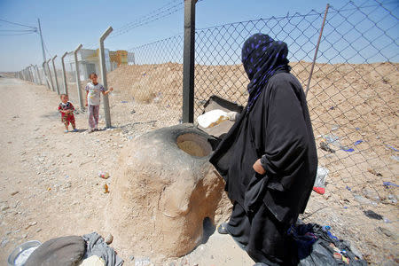 Displaced Iraqis from Talafar make bread in Salamya camp, east of Mosul, Iraq August 6, 2017. REUTERS/Khalid Al-Mousily