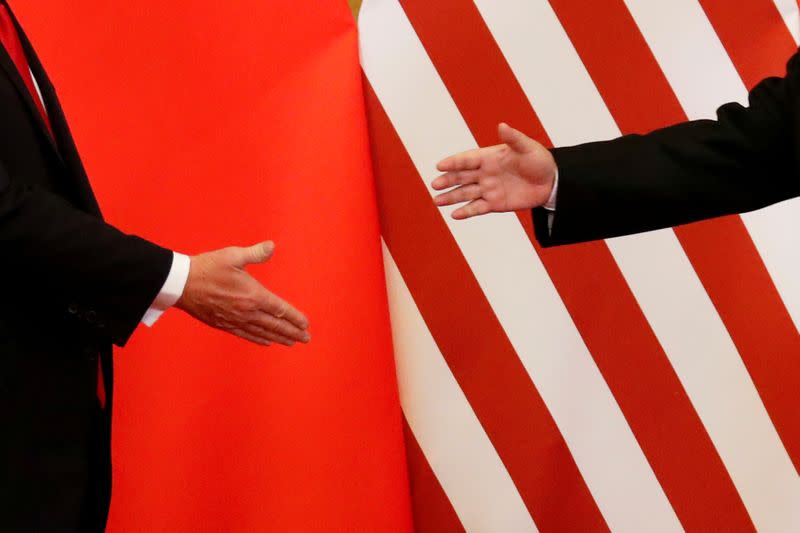 FOTO DE ARCHIVO: El presidente de Estados Unidos, Donald Trump, y el presidente de China, Xi Jinping, se dan la mano después de hacer declaraciones conjuntas en el Gran Salón del Pueblo en Beijing, China, el 9 de noviembre de 2017