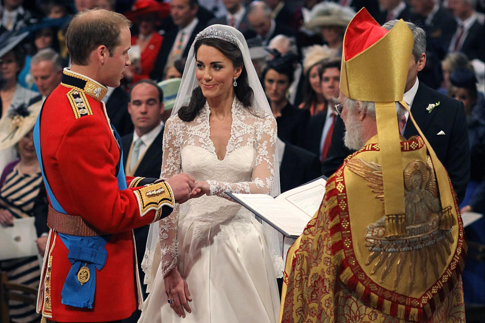 ARCHIVO - El príncipe Guillermo de Gran Bretaña y Kate Middleton intercambian anillos frente al arzobispo de Canterbury durante la ceremonia de su boda, en la Abadía de Westminster, el viernes 29 de abril de 2011 en Londres. (Dominic Lipinski, Pool Photo vía AP, archivo)