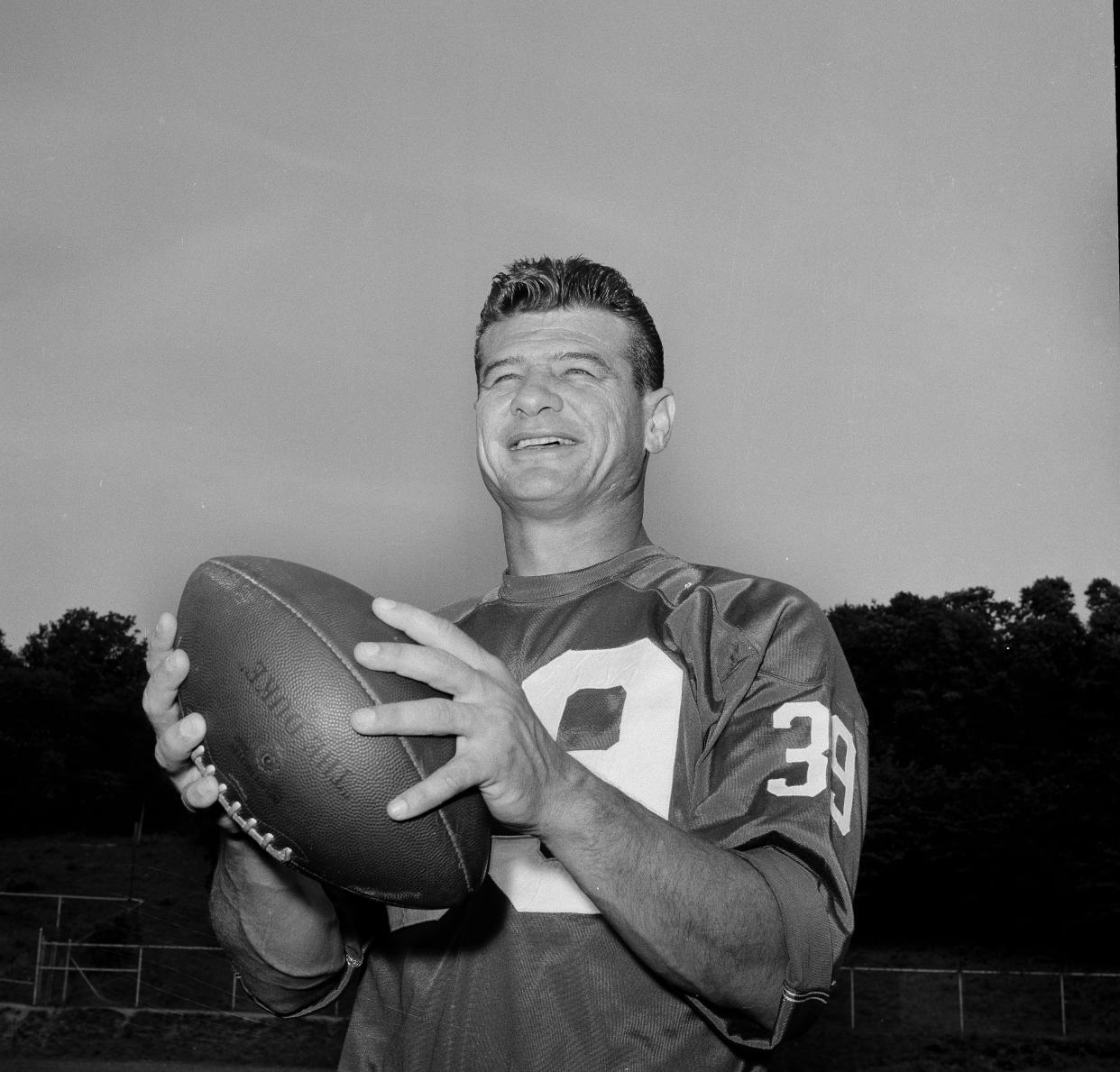 Hugh McElhenny, shown with the New York Giants in 1963, was inducted into the Pro Football Hall of Fame in 1970. (AP Photo/Harry Harris)