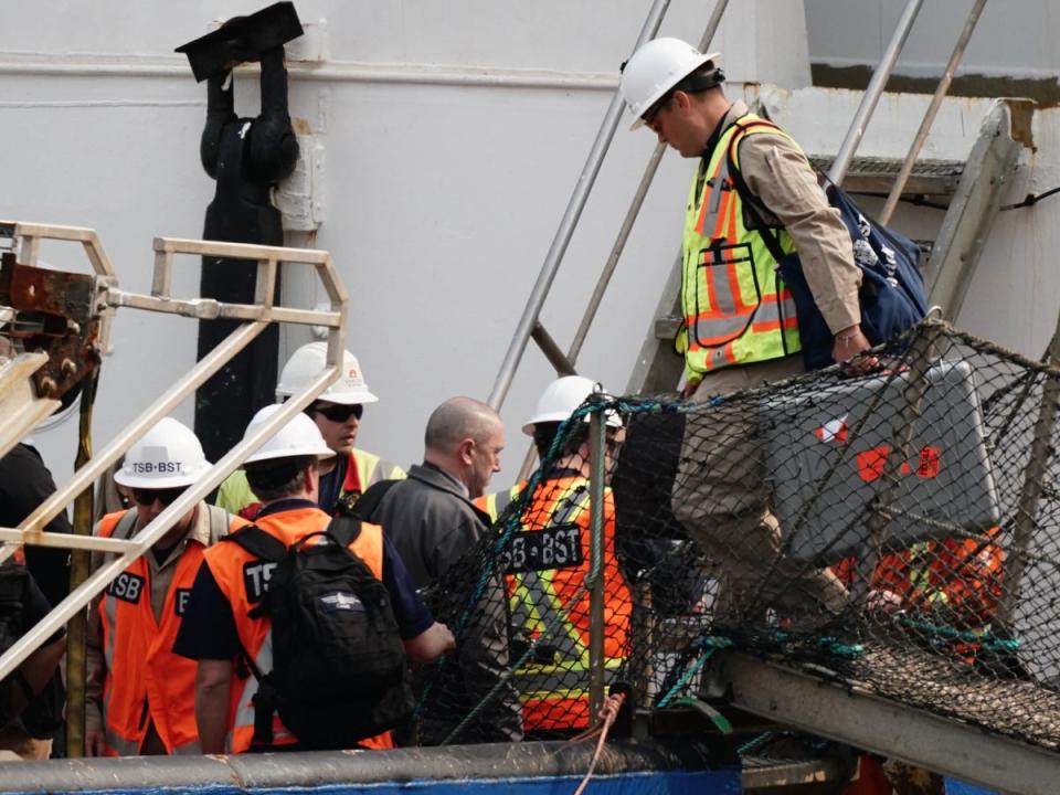 Funcionarios de la TSB (Junta de Seguridad en el Transporte) de Canadá suben a bordo del Polar Prince, el principal buque de apoyo del sumergible Titán (PA)