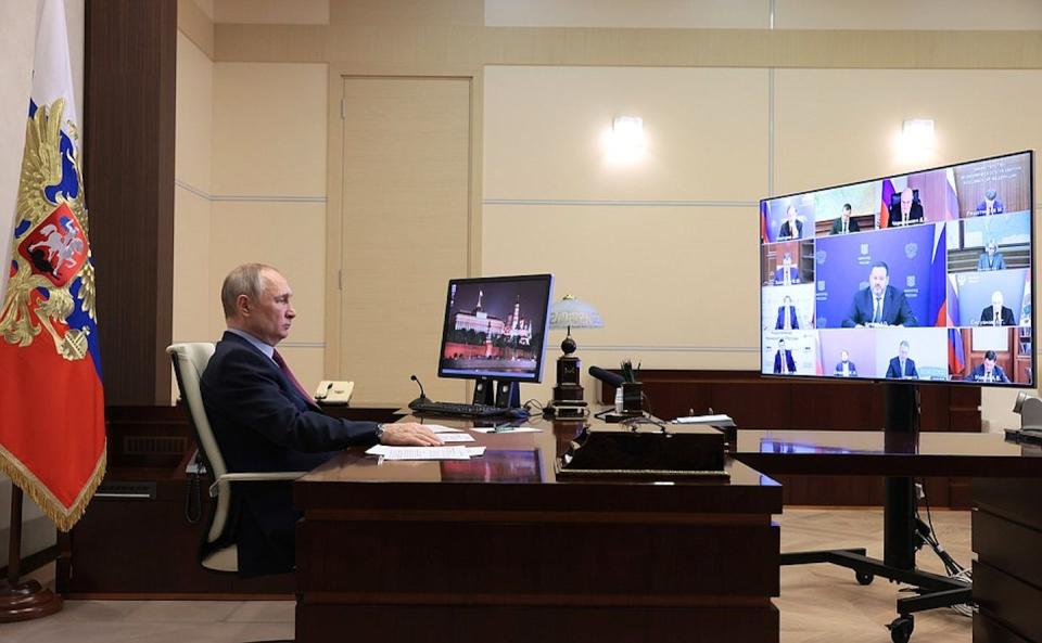 Vladimir Putin durante una reunión del consejo de ministros ruso por videoconferencia el 15 de febrero de 2023. <a href="http://en.kremlin.ru/events/president/news/70518" rel="nofollow noopener" target="_blank" data-ylk="slk:Presidencia de Rusia;elm:context_link;itc:0;sec:content-canvas" class="link ">Presidencia de Rusia</a>