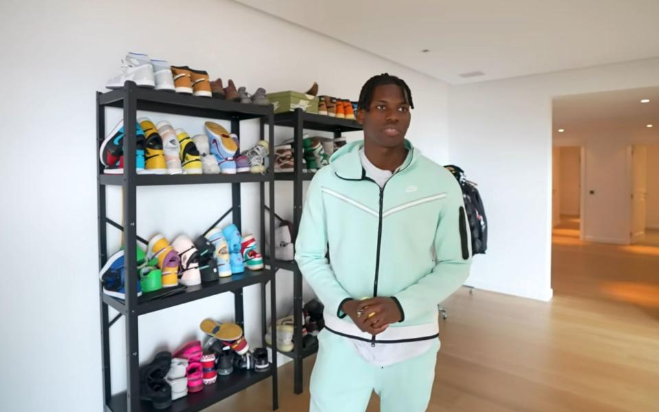 Breel Embolo zeigt dem Kamerateam seine Sneaker-Sammlung - und den ganzen Rest der Wohnung in Monaco. (Bild: @einfachfussball / YouTube)